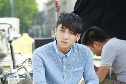 Được mệnh danh là "hot boy" từ khi còn đi học