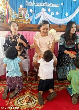 Hình ảnh người bố đơn thân vui đùa cùng con trai mình