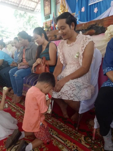 Nụ cười hạnh phúc của một ông bố "gà trống nuôi con"