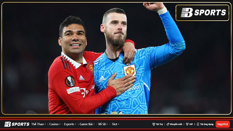 Man United 2-1 (tổng 4-3) Barca