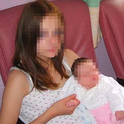 2 mẹ con bé