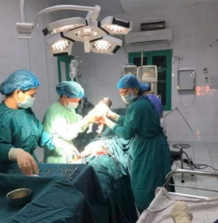 Bé trai kháu khỉnh