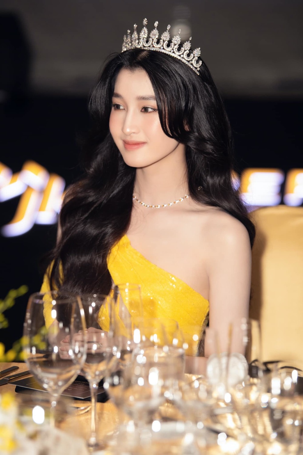 Á Hậu Phương Nhi cùng chiếc tiara