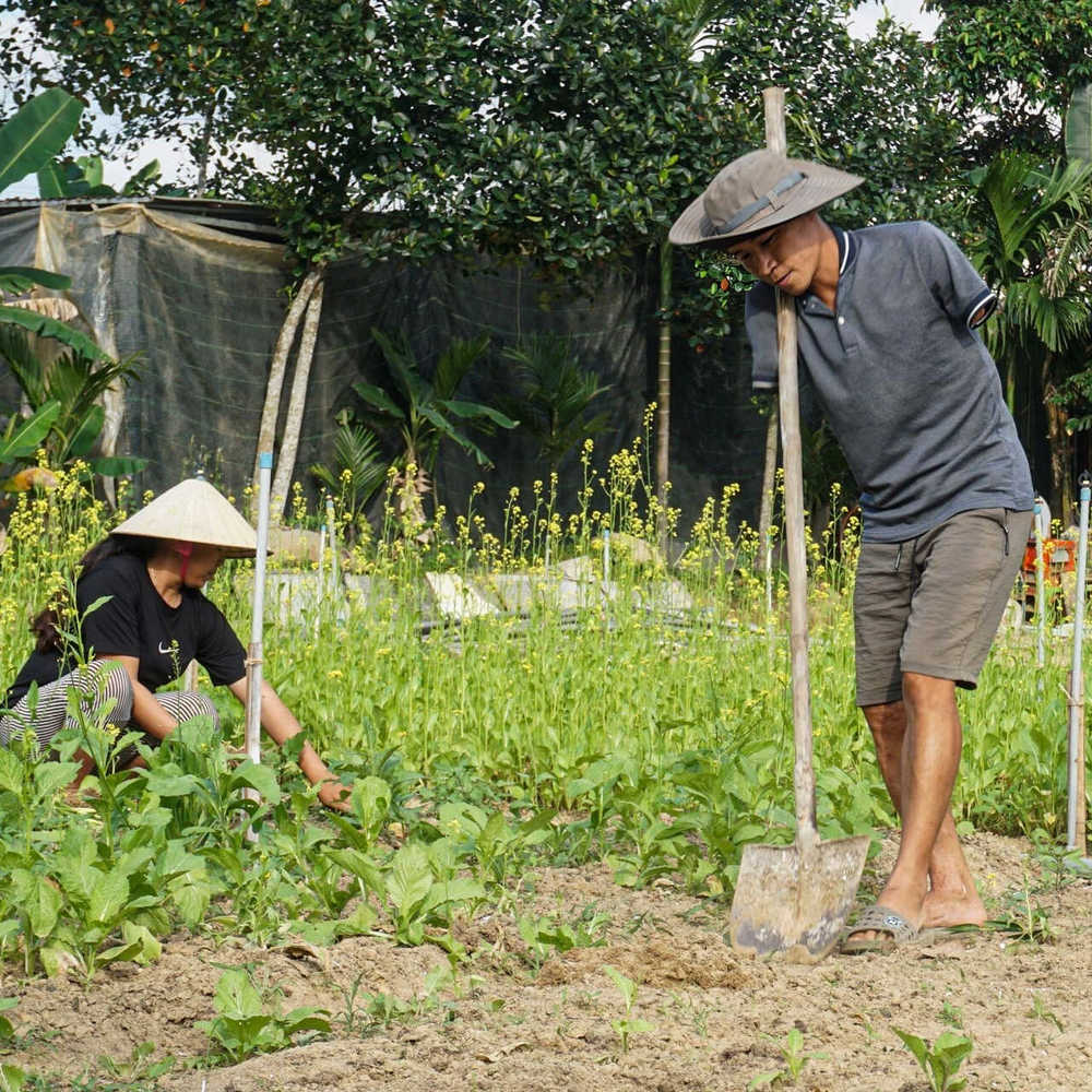 Dù có bị khiếm khuyết cả 2 tay nhưng anh vẫn luôn cố gắng giúp vợ