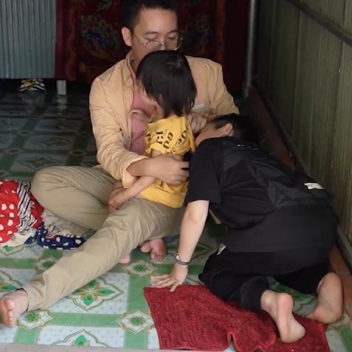 Cơ thể toát ra 1 mùi thơm ngọt mát