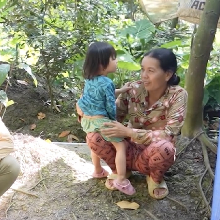 Thân hình nhỏ nhắn của bé gái