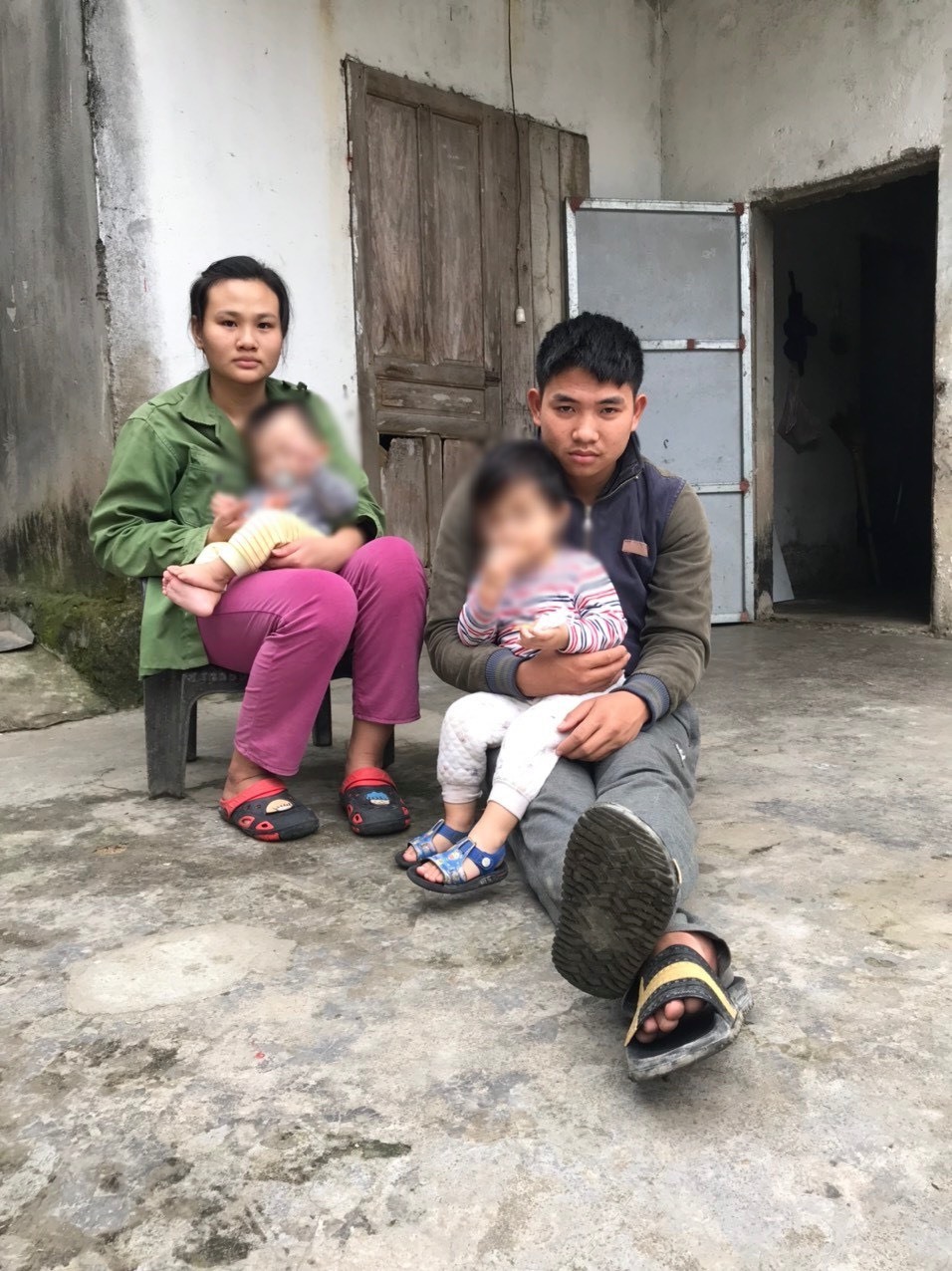 2 vợ chồng và 2 người con đều không thể nghe và nói trong gia đình 5 người