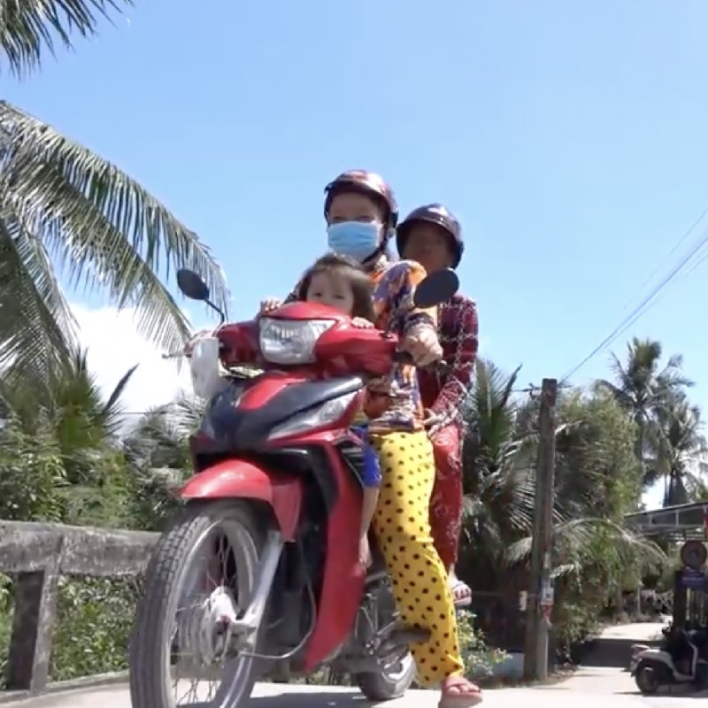 Mẹ đơn thân ấy luôn chạy xe ôm vì miếng cơm manh áo, cố gắng vì đàn con