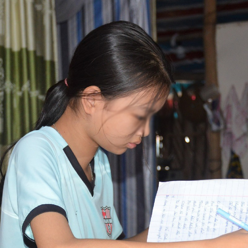 em bé Nhớ bên sách vở