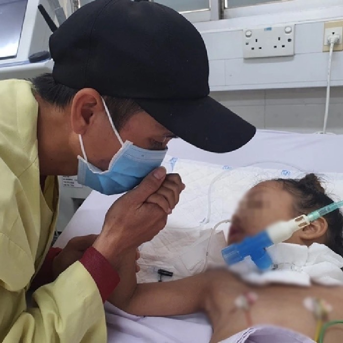 Người cha nghèo lặng lẽ bên giường bệnh của con 