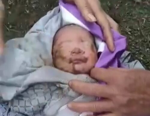 Hình ảnh cháu bé khi được tìm thấy