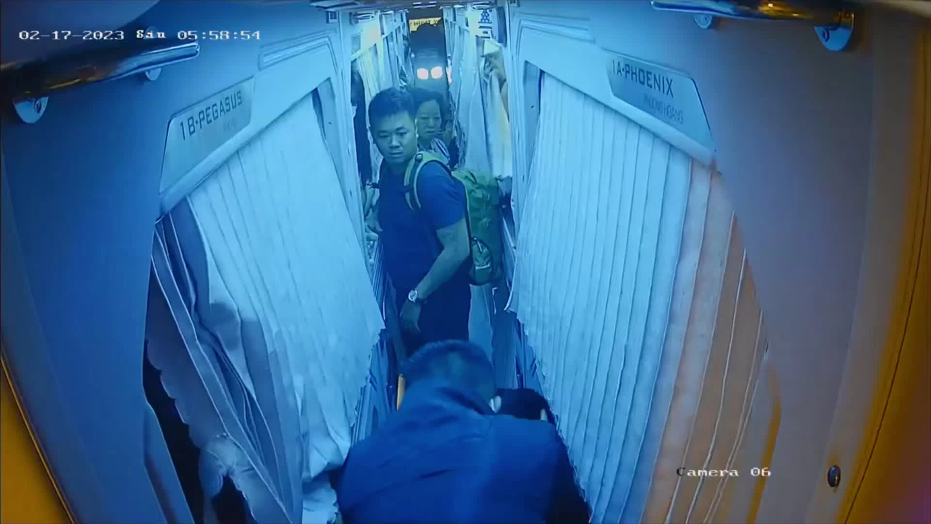 Có 2 người đàn ông lạ mặt bất ngờ đánh tài xế