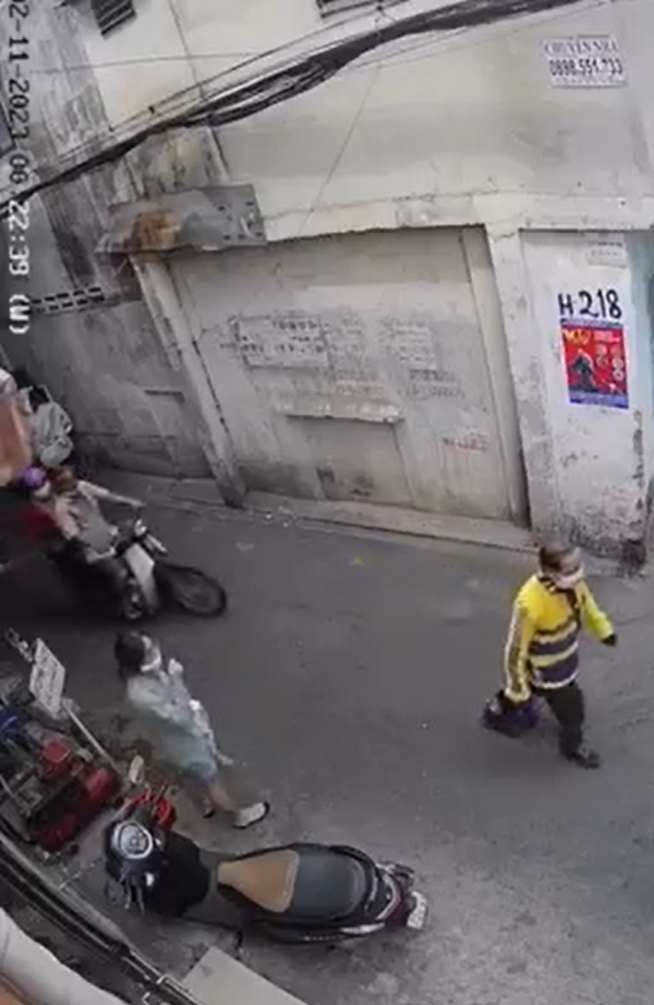 Sau khi tác động vật lý xong, Nam tài xế cầm mũ bỏ đi và quay về lại xe