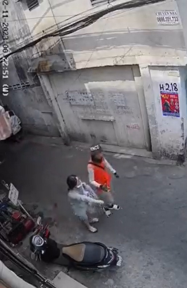 Thấy tiếng kêu cứu của cô gái, một anh Shiper gần đó đã chạy ra giải cứu nữ khách hàng