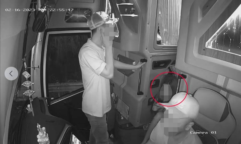 Camera ghi lại cuộc hội thoại giữa tài xế và nữ hành khách