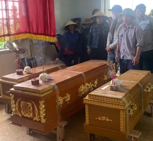 3 cỗ quan tài đặt song song 