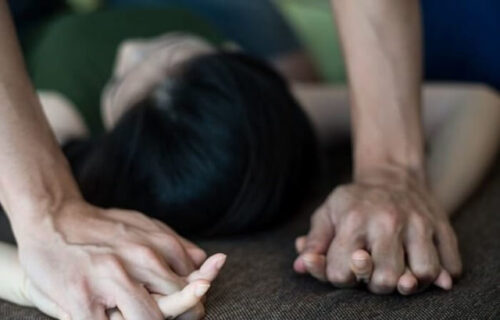 Bé gái 14 tuổi H.M.A. cảm thấy mệt do đã uống quá nhiều rượu nên cô bé đã muốn về nhà