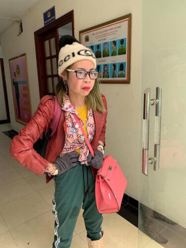 Cô nàng nhanh chóng ôm con về Hải Dương