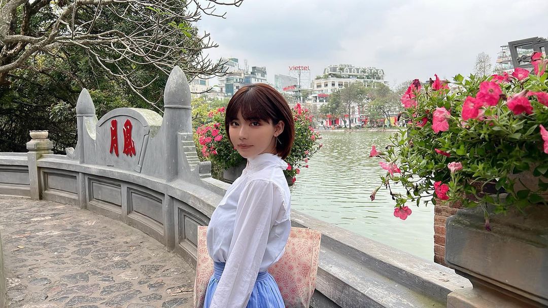 Người đẹp đã diện lên mình bộ váy áo kín cổng cao tưởng